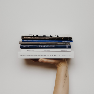 Круглая картинка, Стопка книг на руке